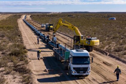 Puede ser una imagen de 2 personas y texto que dice "พรเมาท 道"