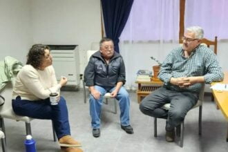 Puede ser una imagen de 3 personas y personas estudiando