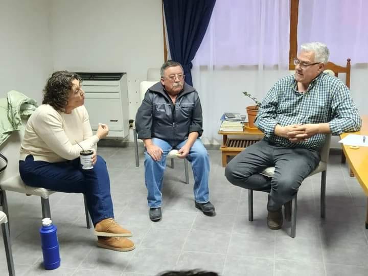 Puede ser una imagen de 3 personas y personas estudiando