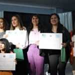 Puede ser una imagen de 7 personas y texto