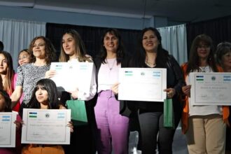 Puede ser una imagen de 7 personas y texto