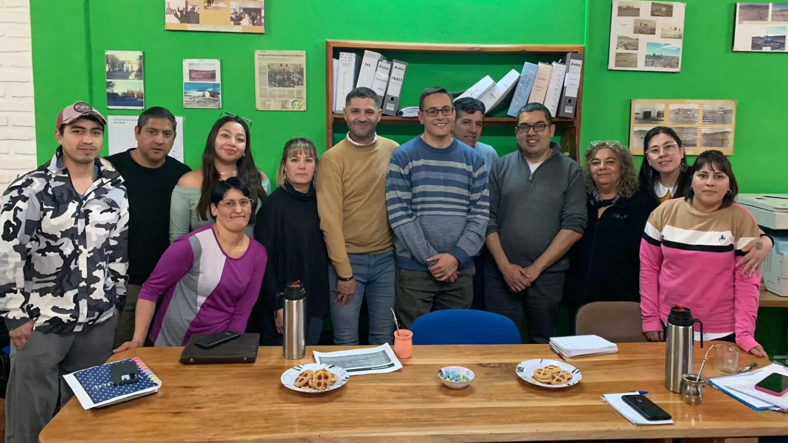 Puede ser una imagen de 10 personas, personas estudiando, mesa y texto