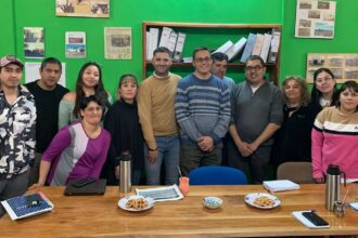 Puede ser una imagen de 10 personas, personas estudiando, mesa y texto