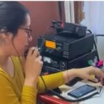 Puede ser una imagen de una persona y estudiando