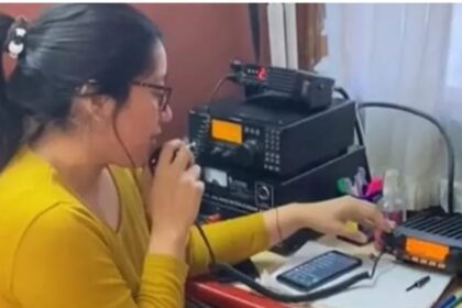 Puede ser una imagen de una persona y estudiando