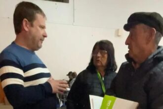 Puede ser una imagen de 3 personas