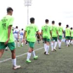 Puede ser una imagen de 13 personas, personas jugando al fútbol, personas jugando al fútbol, hierba y texto