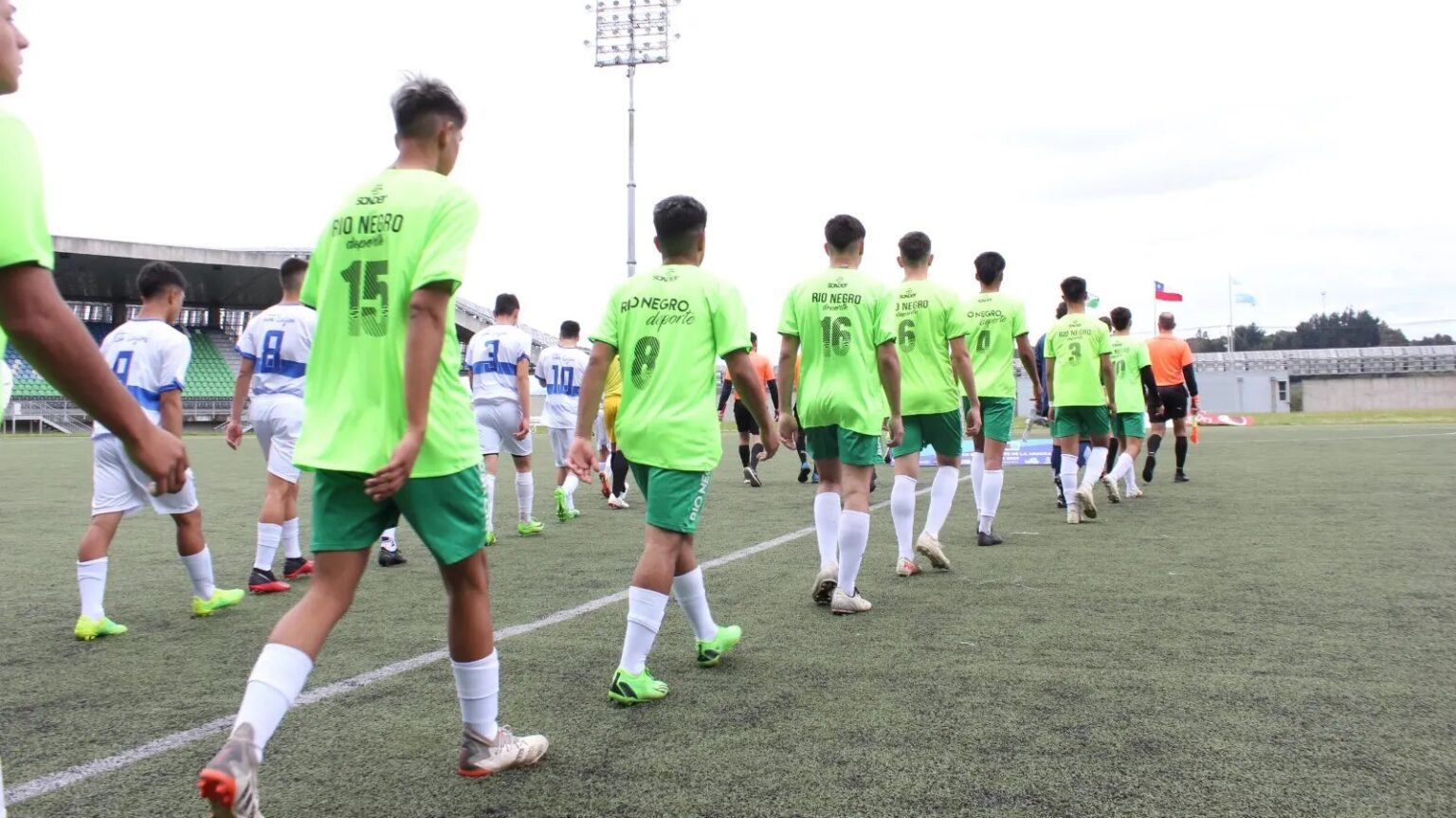Puede ser una imagen de 13 personas, personas jugando al fútbol, personas jugando al fútbol, hierba y texto