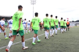 Puede ser una imagen de 13 personas, personas jugando al fútbol, personas jugando al fútbol, hierba y texto