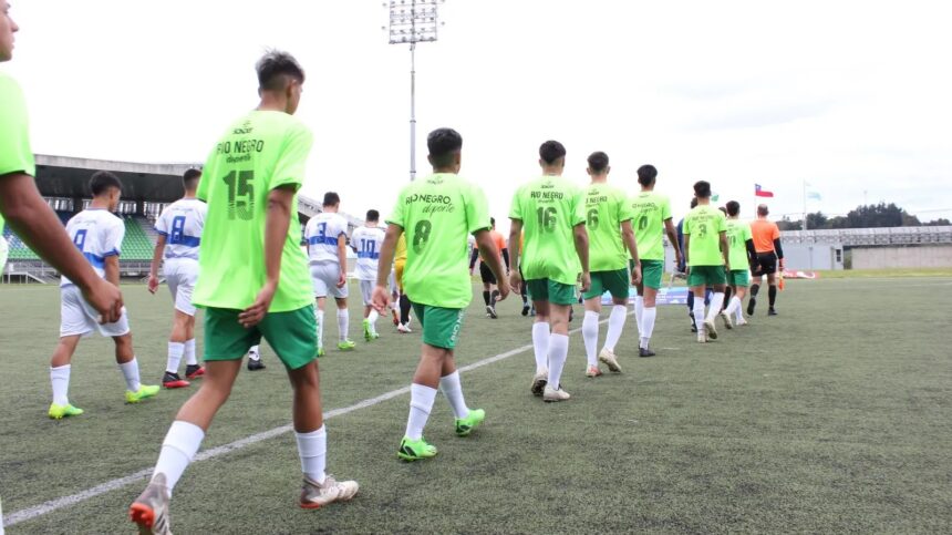 Puede ser una imagen de 13 personas, personas jugando al fútbol, personas jugando al fútbol, hierba y texto