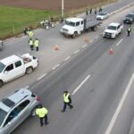 Puede ser una imagen de 2 personas, automóvil, carretera y texto