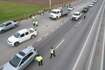 Puede ser una imagen de 2 personas, automóvil, carretera y texto