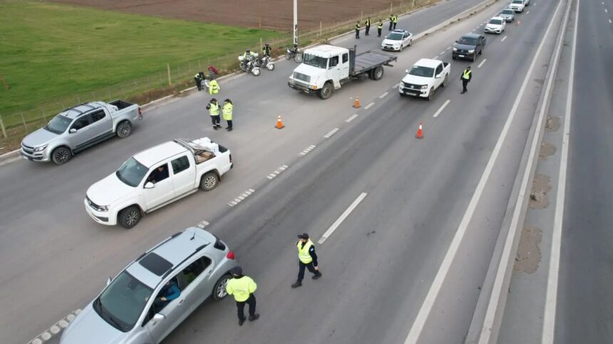 Puede ser una imagen de 2 personas, automóvil, carretera y texto