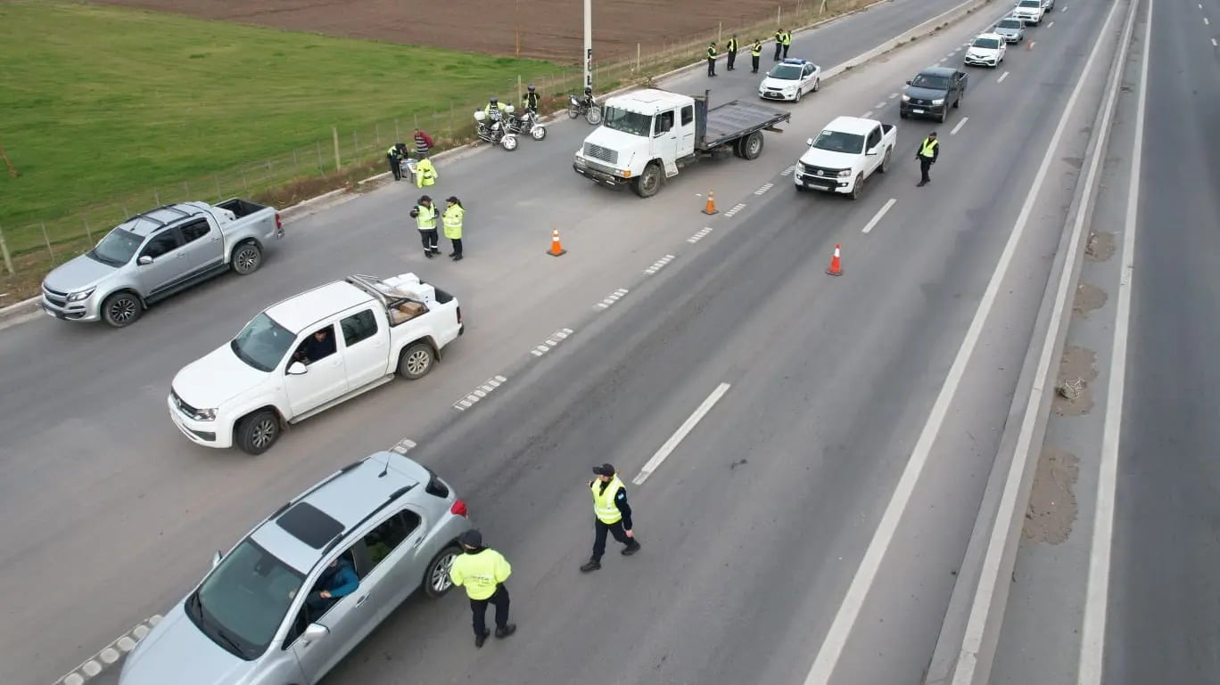 Puede ser una imagen de 2 personas, automóvil, carretera y texto