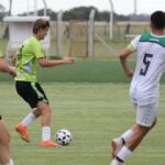 Puede ser una imagen de 3 personas, personas jugando al fútbol, personas jugando al fútbol y texto