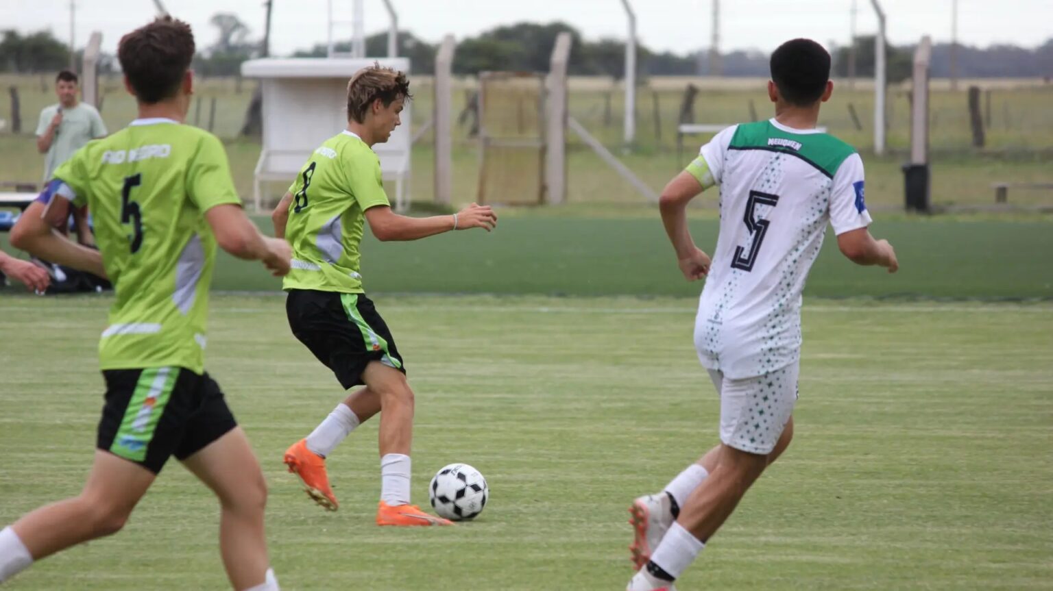 Puede ser una imagen de 3 personas, personas jugando al fútbol, personas jugando al fútbol y texto