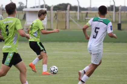 Puede ser una imagen de 3 personas, personas jugando al fútbol, personas jugando al fútbol y texto