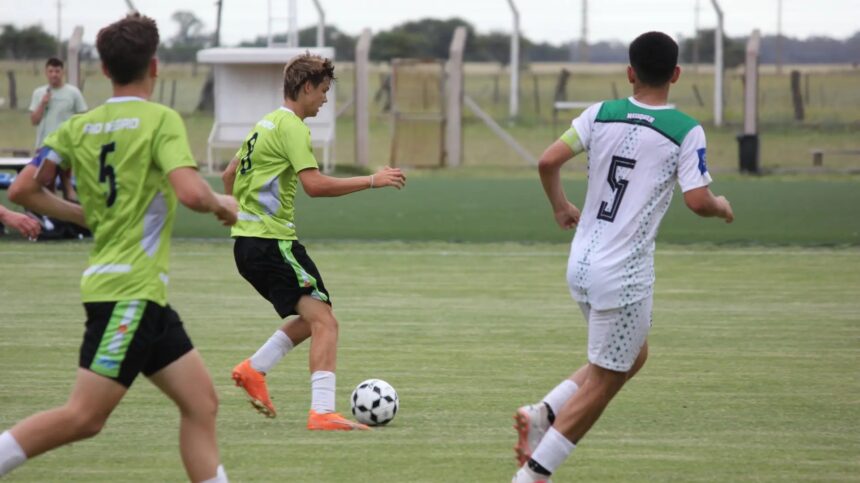 Puede ser una imagen de 3 personas, personas jugando al fútbol, personas jugando al fútbol y texto