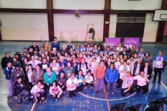 Puede ser una imagen de una persona y multitud