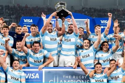 Puede ser una imagen de 3 personas y texto