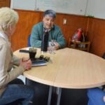 Puede ser una imagen de 4 personas y personas estudiando