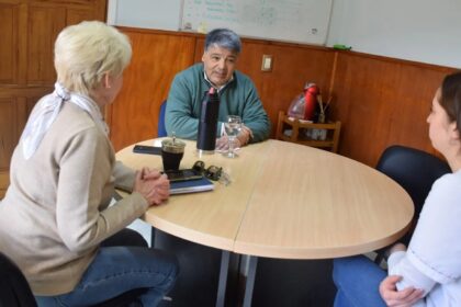 Puede ser una imagen de 4 personas y personas estudiando