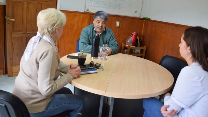 Puede ser una imagen de 4 personas y personas estudiando