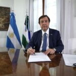 Puede ser una imagen de una persona y texto