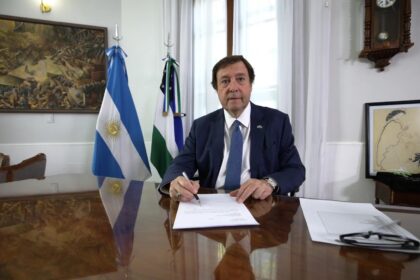 Puede ser una imagen de una persona y texto