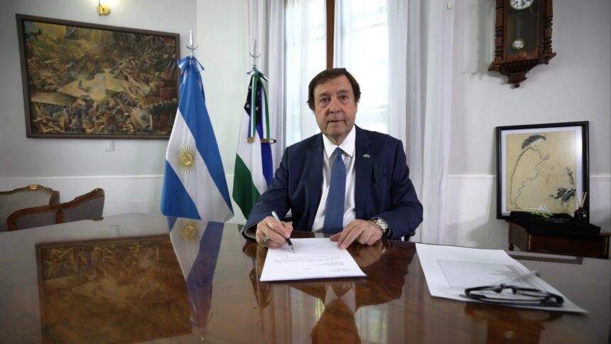 Puede ser una imagen de una persona y texto