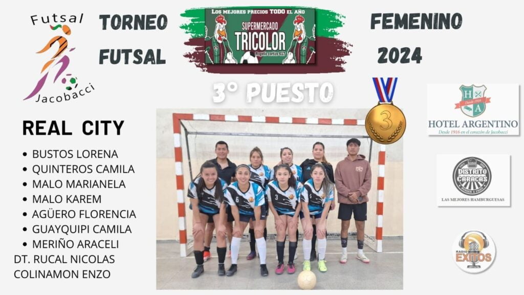 Puede ser una imagen de 5 personas, personas jugando al fútbol, personas jugando al fútbol y texto