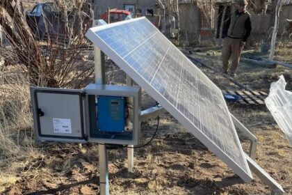 Puede ser una imagen de una persona, cama fría y texto