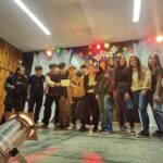 Puede ser una imagen de 10 personas y diana