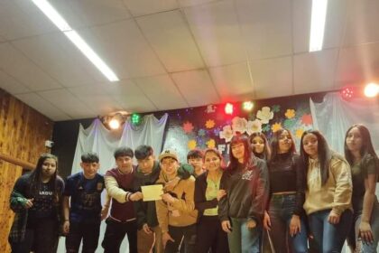 Puede ser una imagen de 10 personas y diana