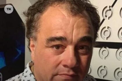 Puede ser una imagen de una persona y texto