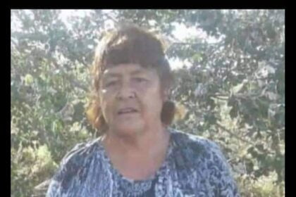 Puede ser una imagen de una persona y texto