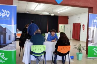 Puede ser una imagen de 6 personas, mesa y texto