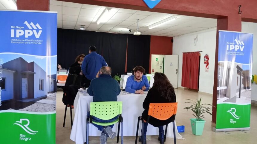 Puede ser una imagen de 6 personas, mesa y texto