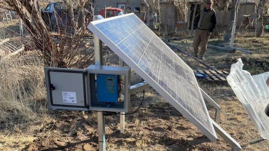 Puede ser una imagen de una persona, cama fría y texto